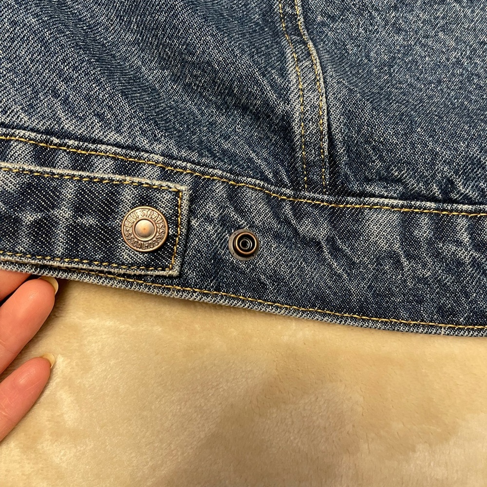 Levi's womens Fur Collar Ex-boyfriend Trucker Jackets - Picture 12 of 14
